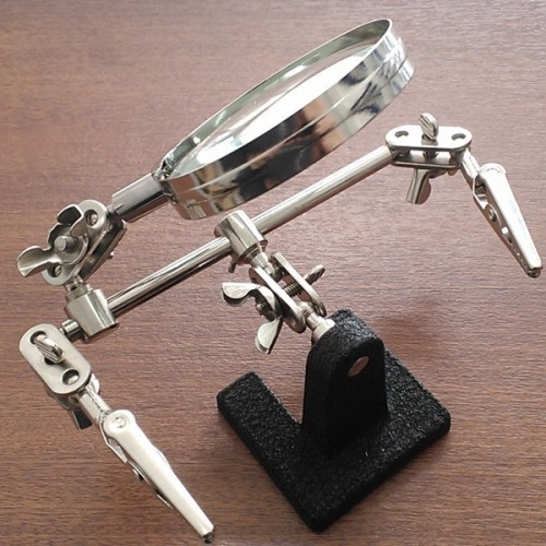 Tercera mano con Lupa