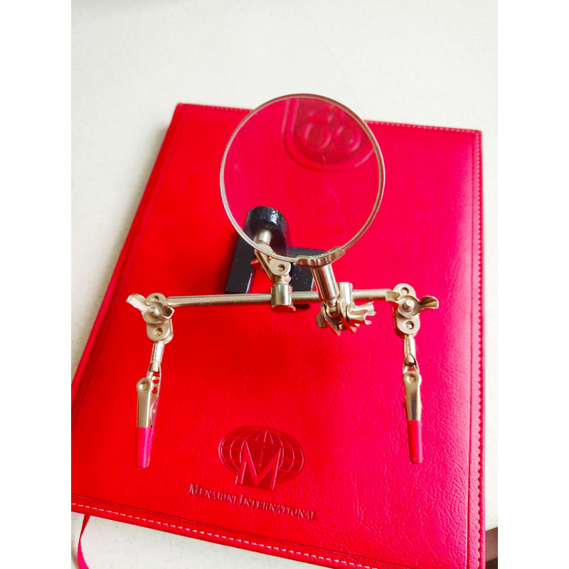 Tercera mano con Lupa